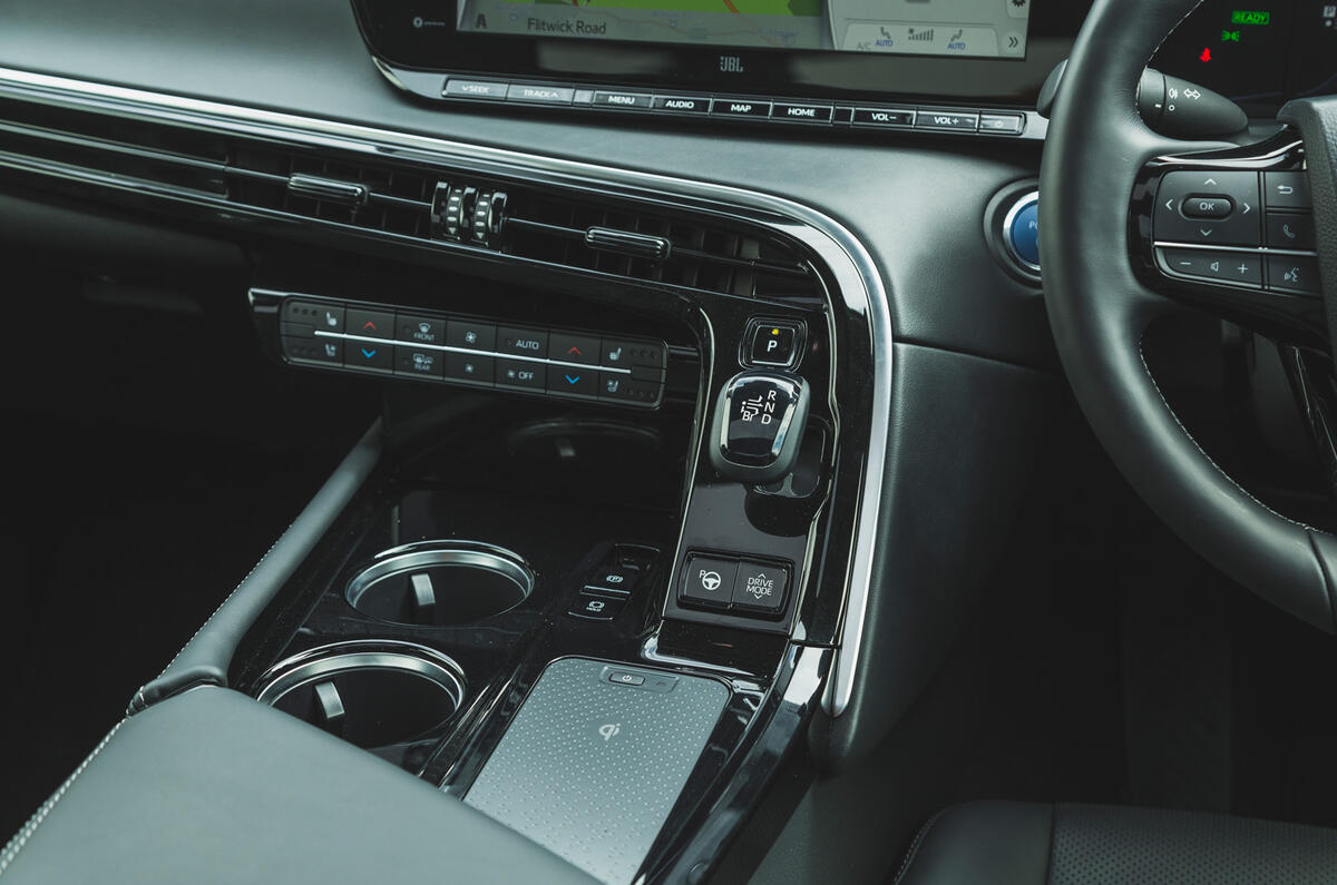 14 Toyota Mirai 2021 RT centre console