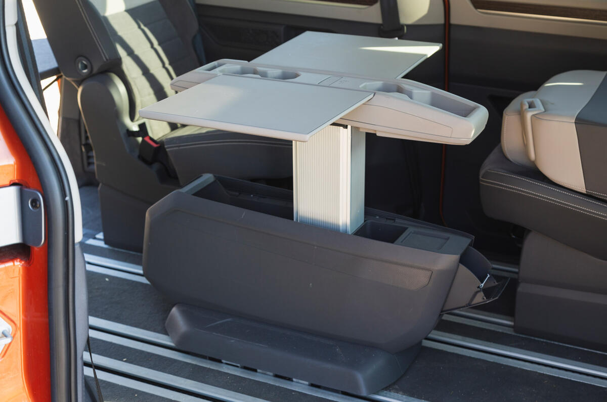 14 Volkswagen Multivan RT 2023 pop up table