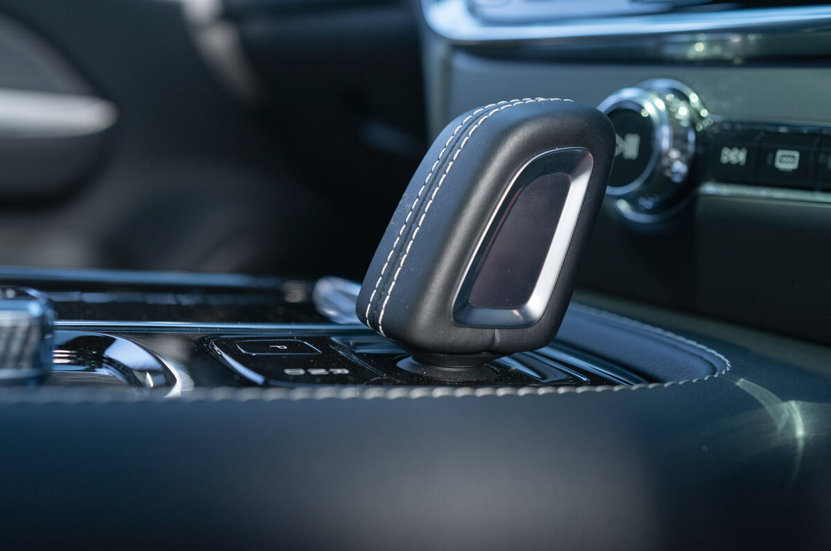 14 Volvo V60 PHEV RT 2022 gear selector