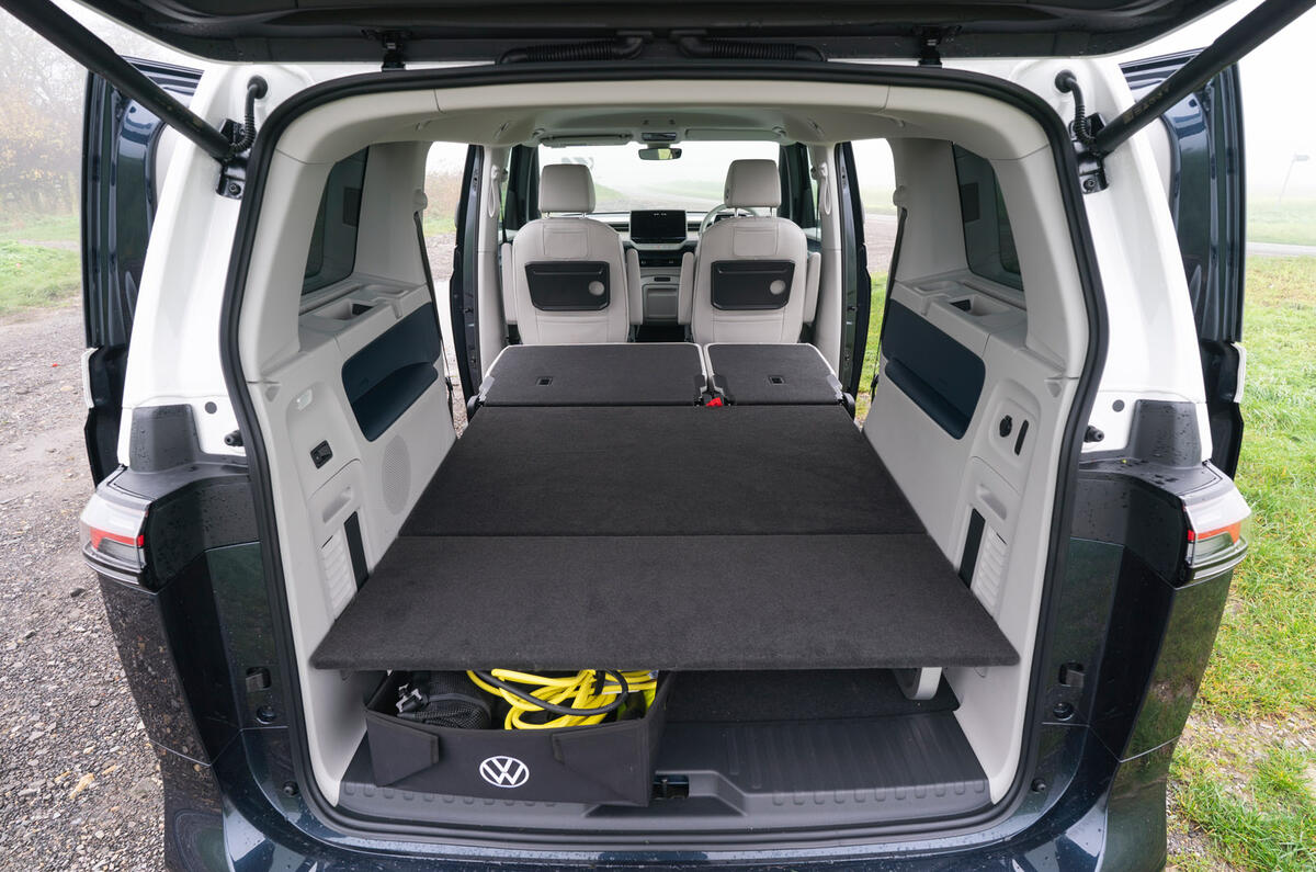 14 VW ID Buzz RT 2023 boot with tray