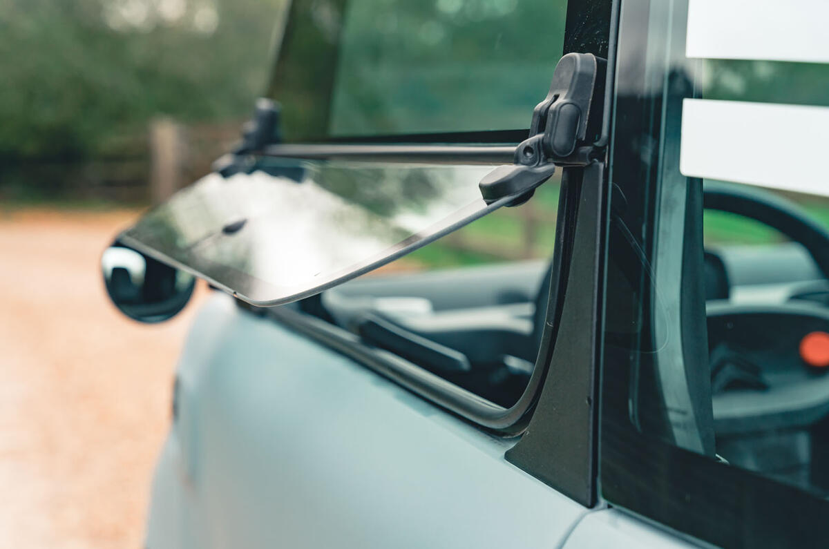 15 Citroen Ami RT 2023 window