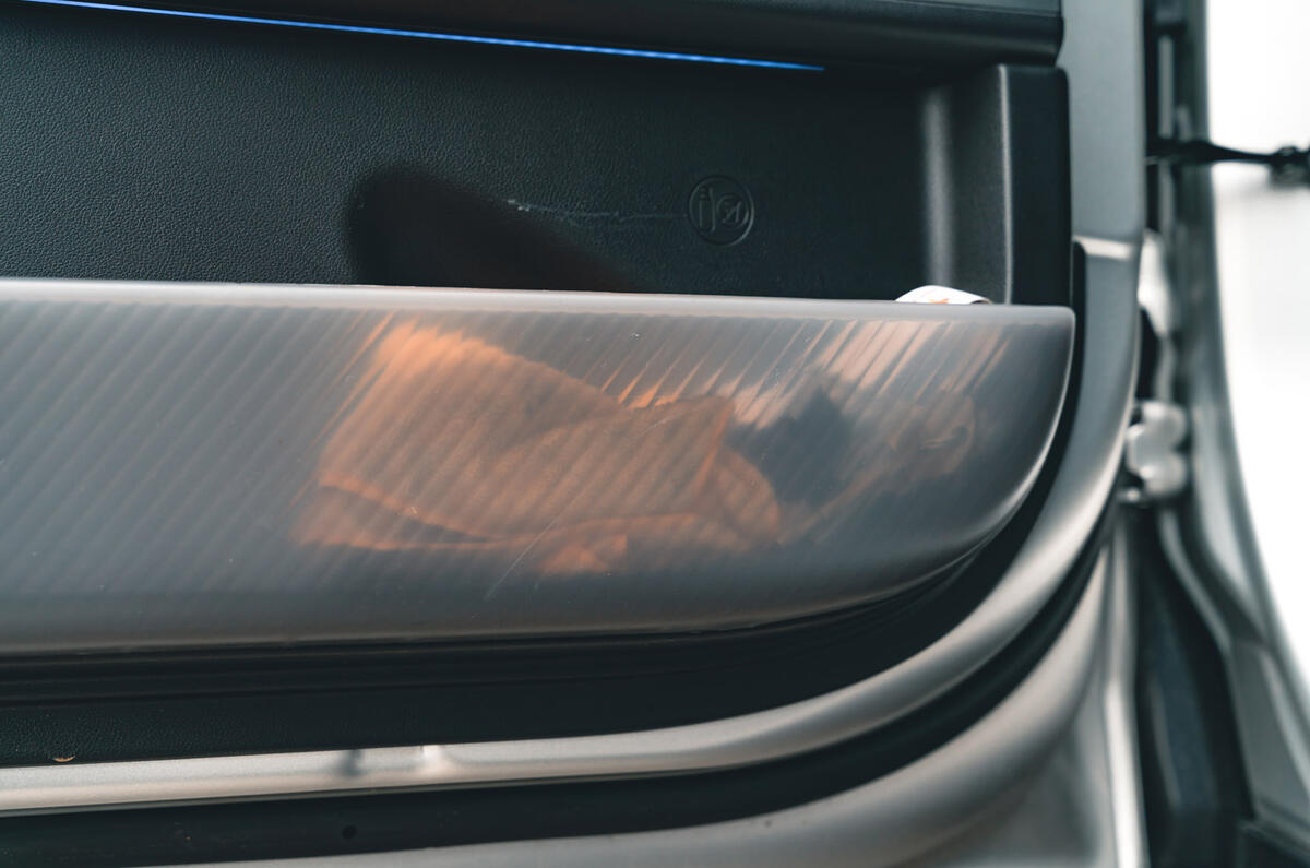 15 Hyundai Ioniq 6 RT 2023 translucent door bin