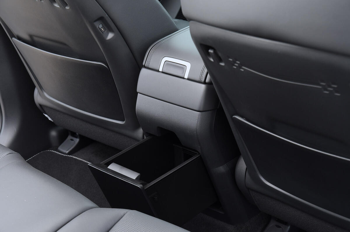 15 Hyundai Santa Fe 2024 review slide out bin