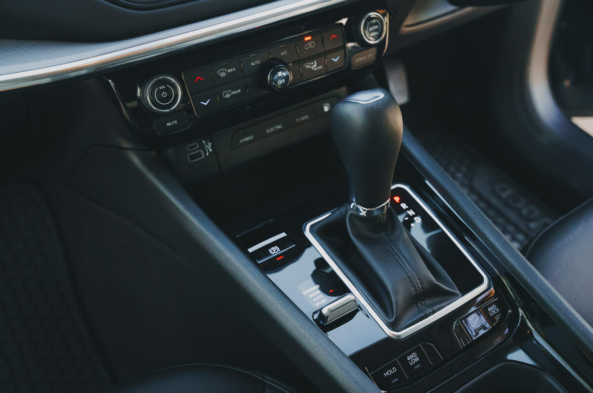 15 Jeep Compass 4xe 2022 road test review gearstick 15 Jeep Compass 4xe 2022 road test review gearstick