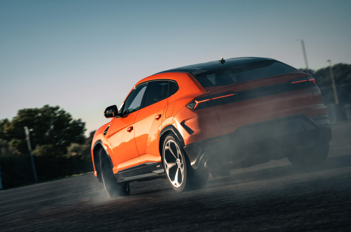 15 Lamborghini Urus SE 2024 review rear drifting 15 Lamborghini Urus SE 2024 review rear drifting