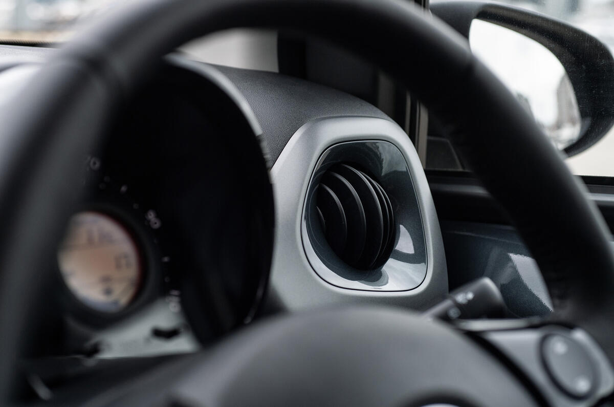 15 Toyota Aygo 2019 UK RT air vents 15 Toyota Aygo 2019 UK RT air vents