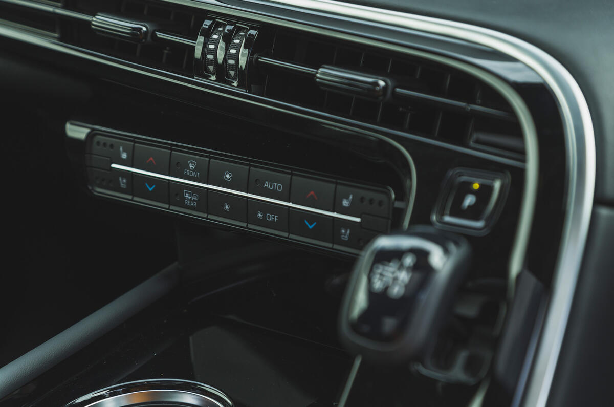 15 Toyota Mirai 2021 RT climate controls