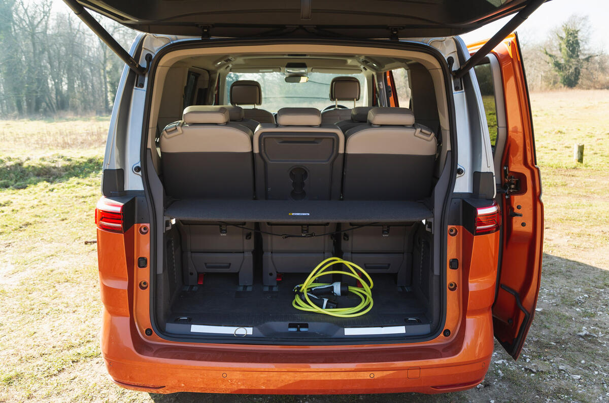 15 Volkswagen Multivan RT 2023 boot