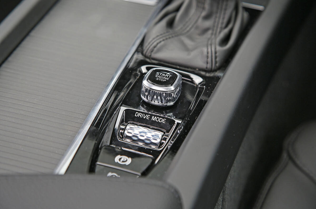 Volvo V60 2018 road test review centre console