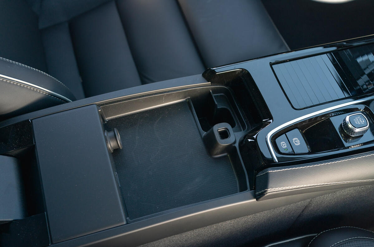 15 Volvo V60 PHEV RT 2022 armrest cubby