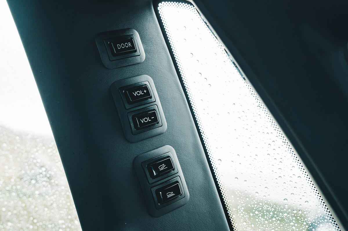 15 Rolls Royce Phantom S2 rear buttons