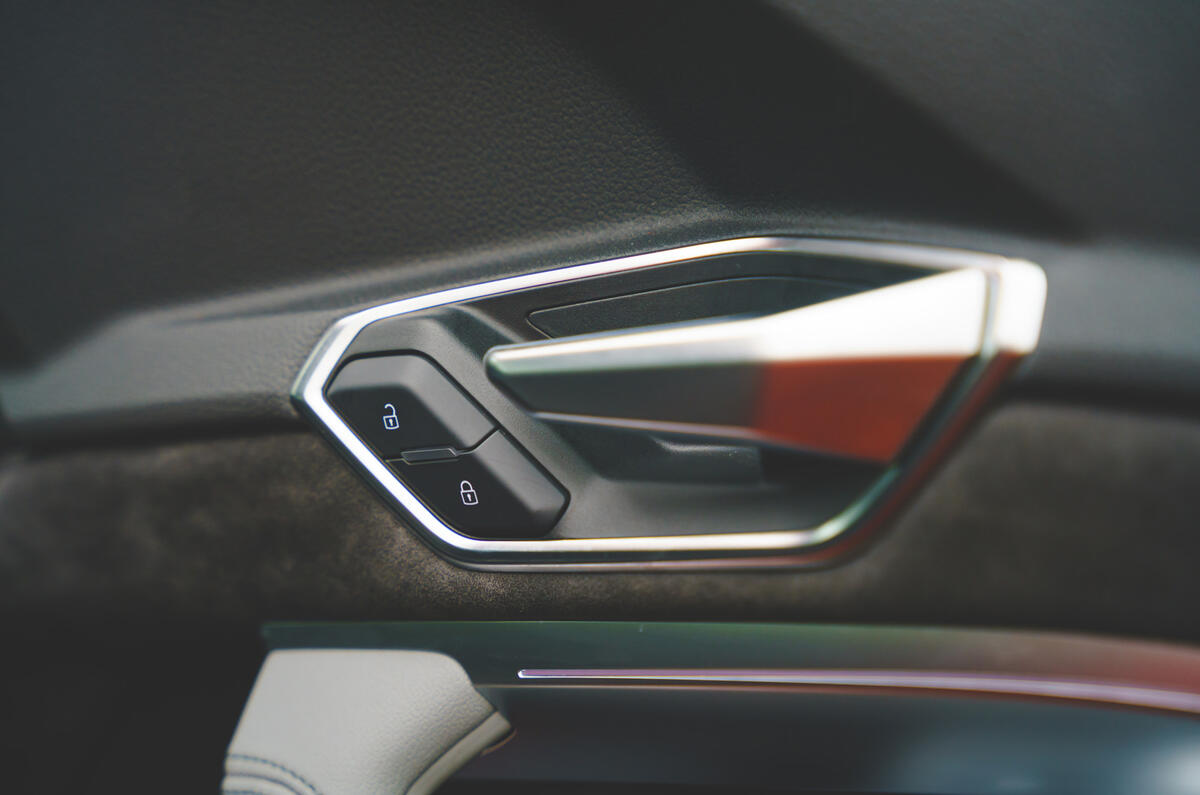 16 Audi E Tron S 2021 RT door handles