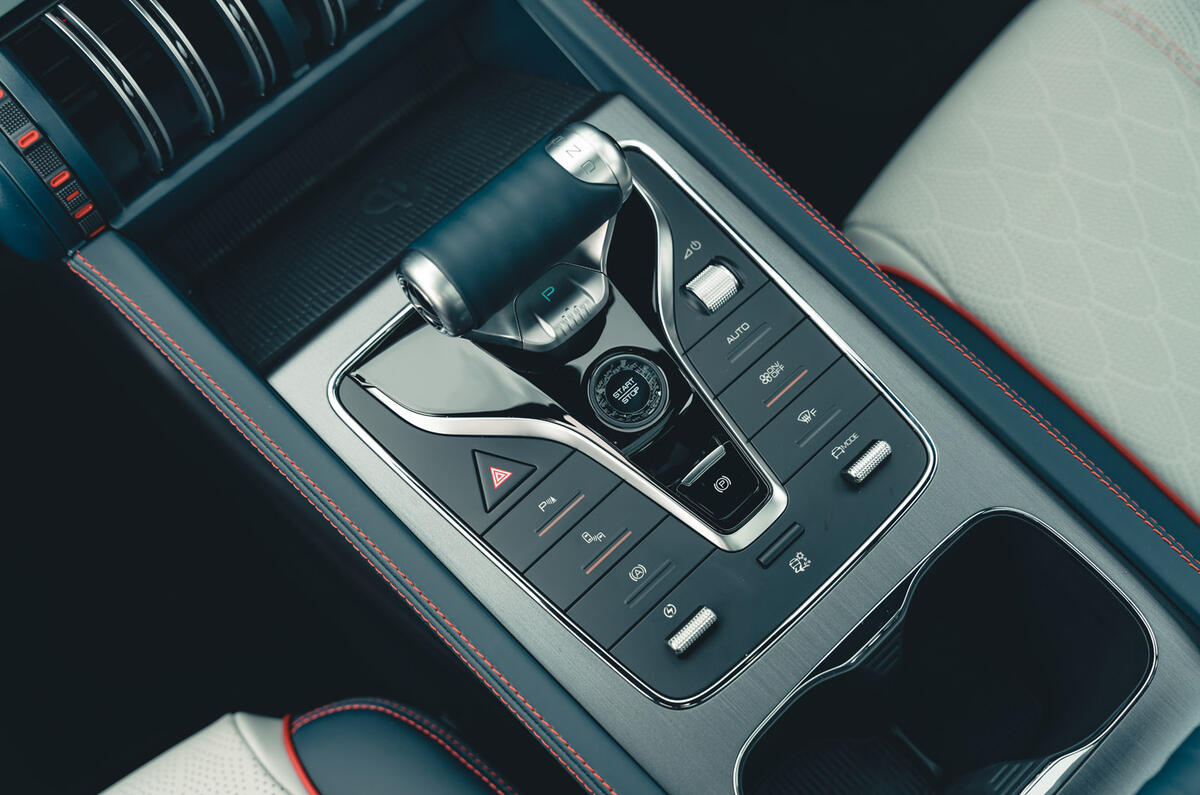 16 BYD Atto 3 RT 2023 centre console drive selector