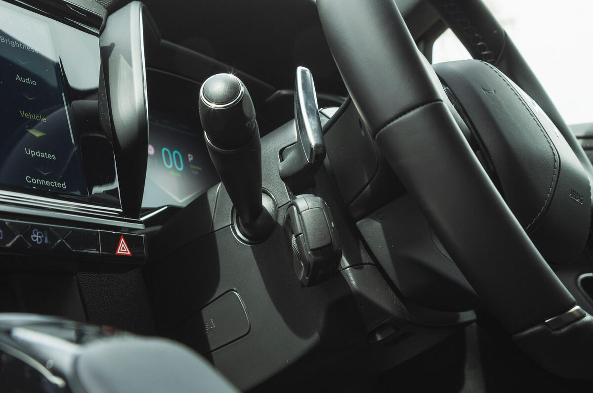 16 DS 7 E Tense 4x4 360 2023 RT forest of column stalks