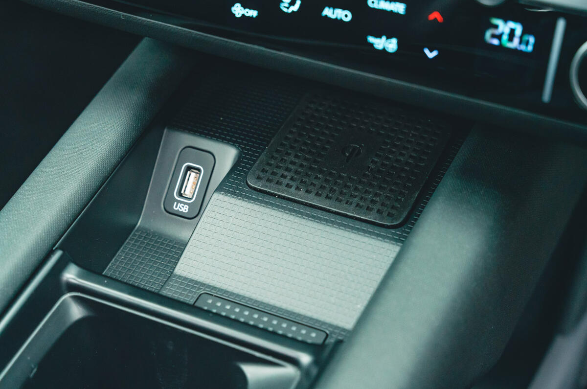 16 Hyundai Ioniq 6 RT 2023 usb port wireless charger