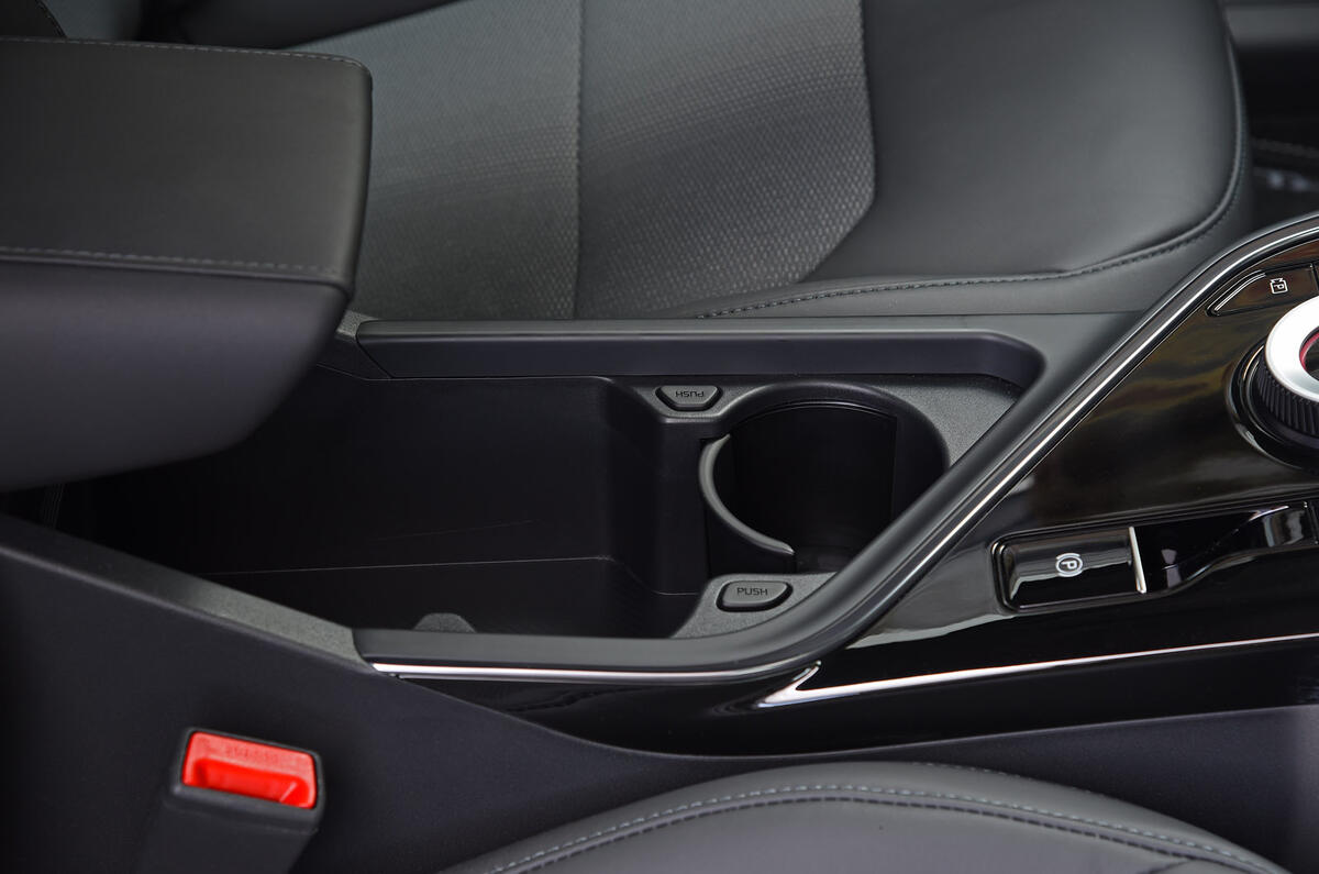 16 Kia Niro EV RT 2022 cupholder