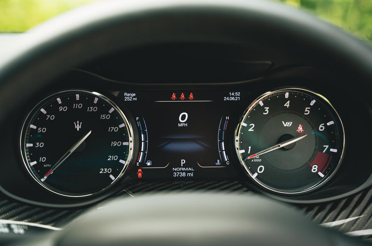 16 Maserati Quattroporte trofeo 2021 RT instruments