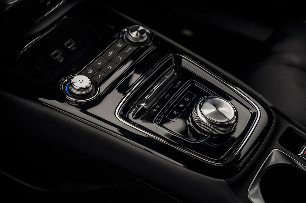 MG 5 SW EV 2020 Road test review - centre console