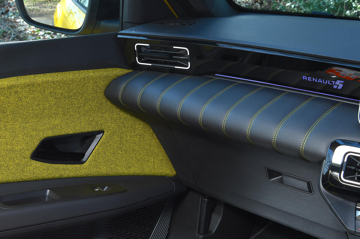 16 Renault 5 2025 road test review dash detail