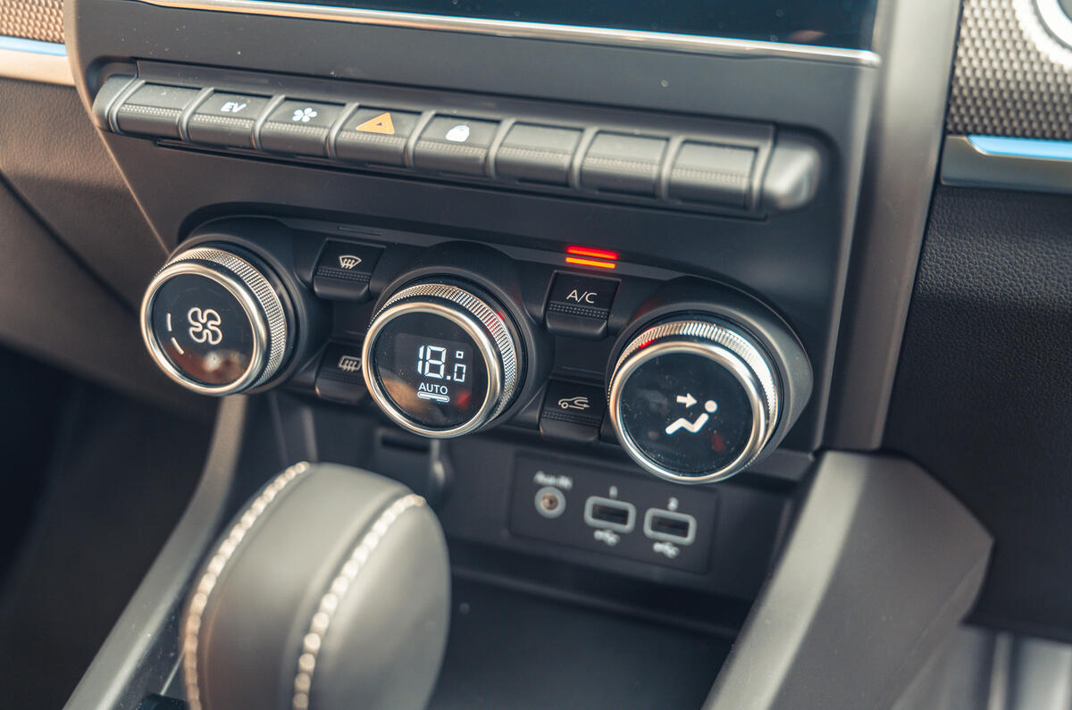 16 Renault Arkana 2021 road test review climate controls 16 Renault Arkana 2021 road test review climate controls