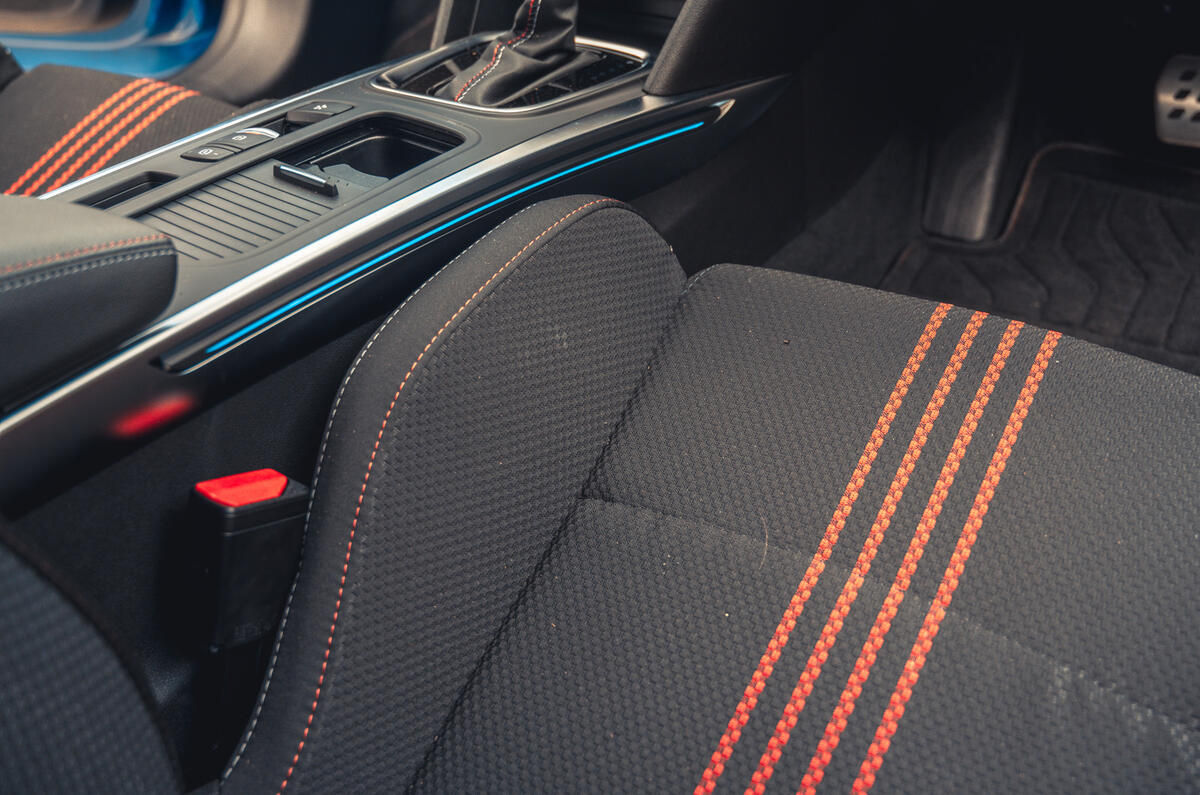 16 Renault Megane E Tech PHEV road test 2021 seat bolsters