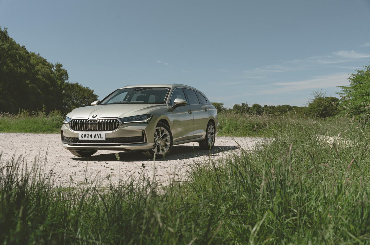 16 Skoda Superb 2024 statique