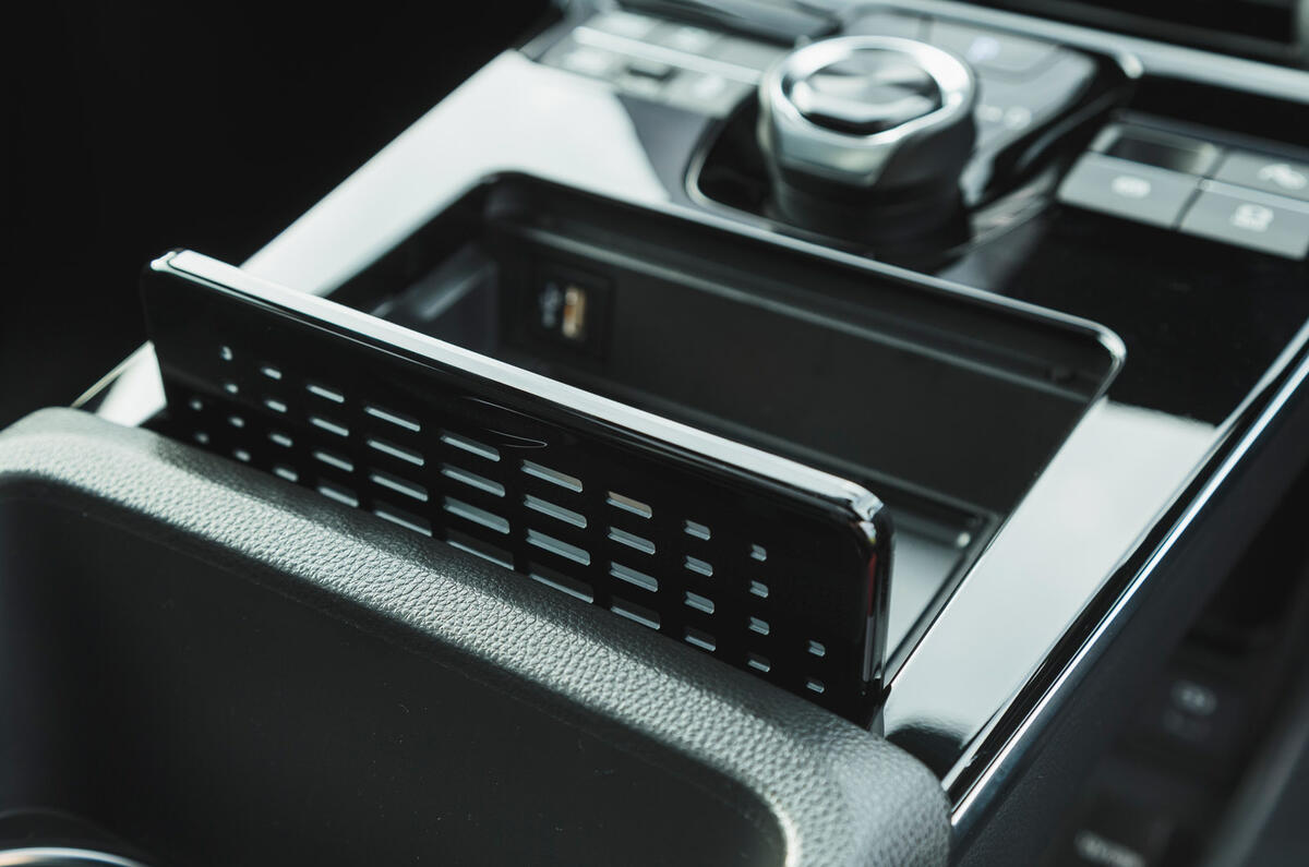 16 Subaru Solterra RT 2023 wireless charging hole