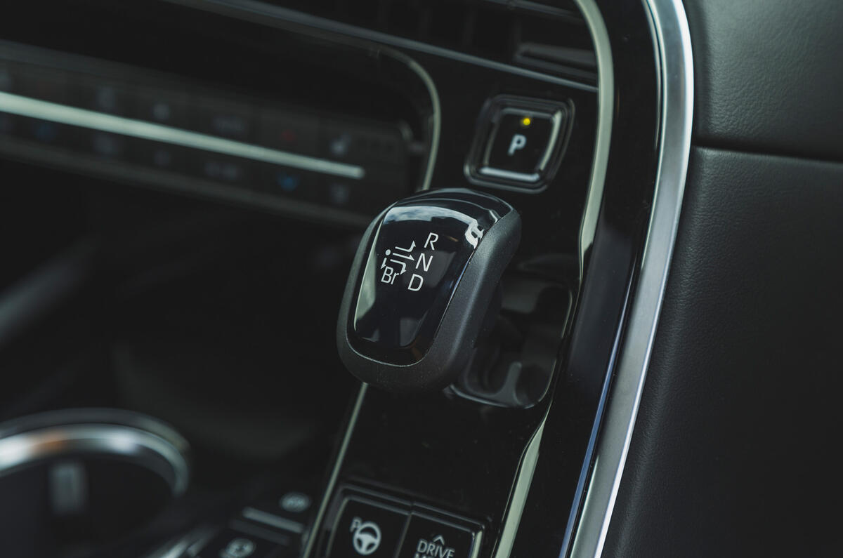 16 Toyota Mirai 2021 RT gearstick