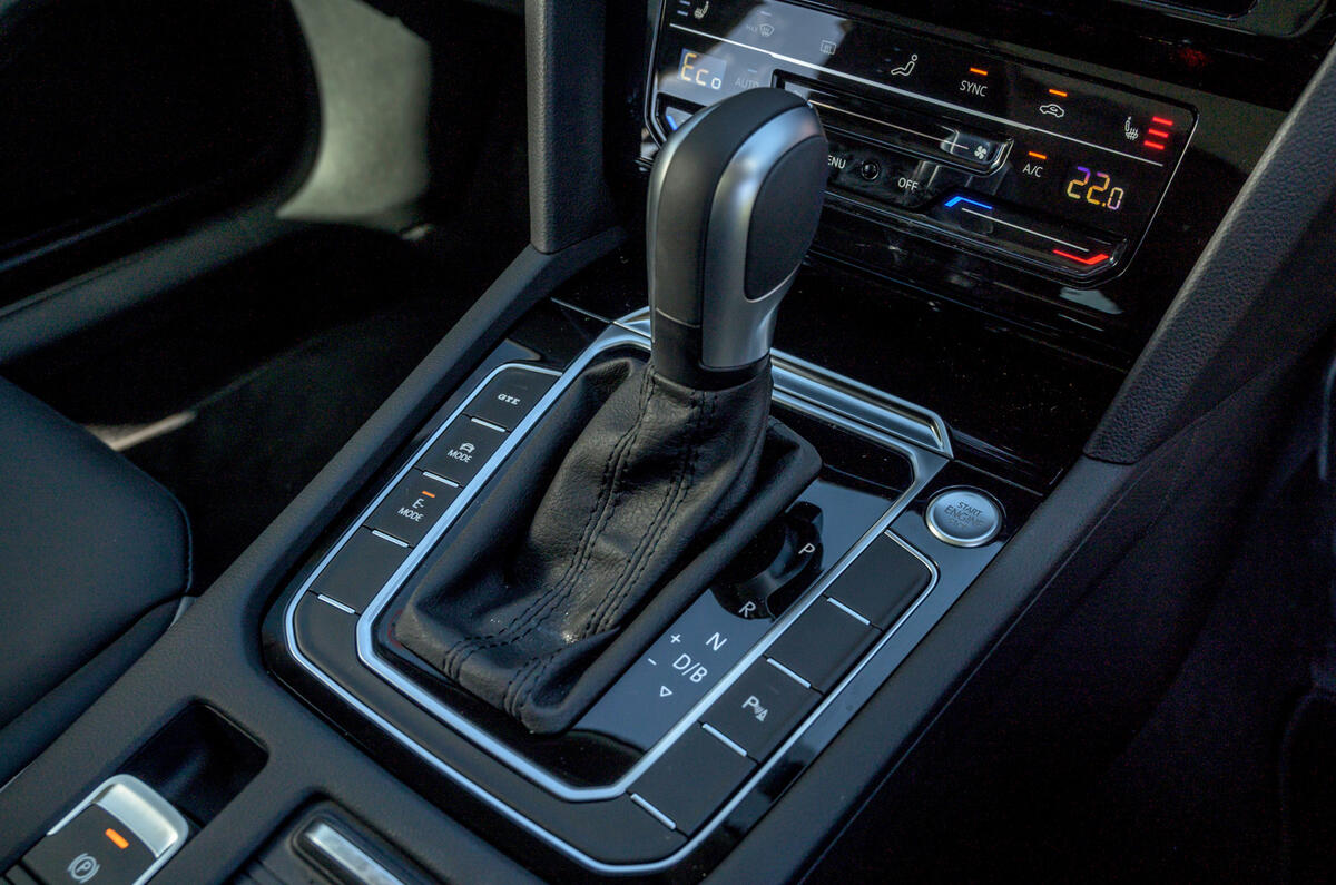 16 Volkswagen Arteon Shooting Brake 2021 RT gearstick