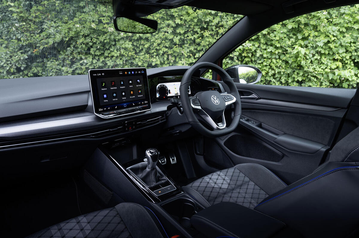 16 Volkswagen Golf Mk85 2024 review r line interior