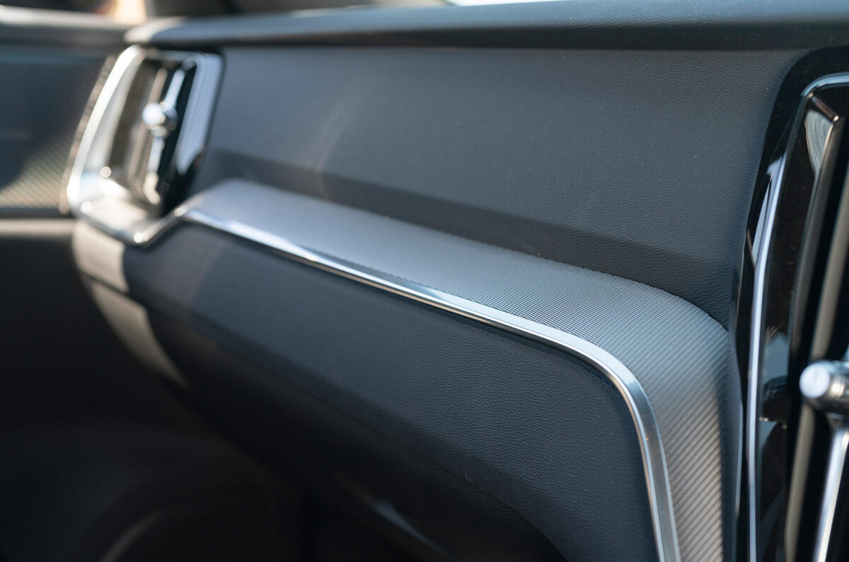 16 Volvo V60 PHEV RT 2022 metal mesh trim