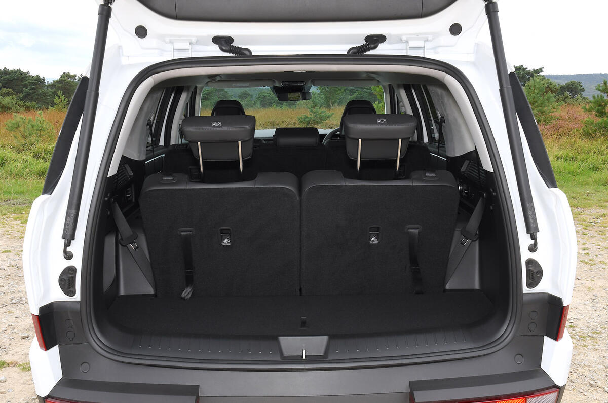 17 Hyundai Santa Fe 2024 review boot seats up