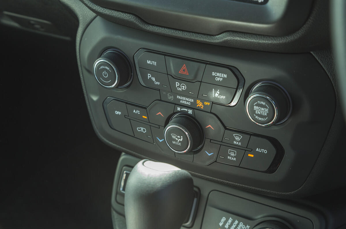 17 Jeep Renegade 4xe 2021 RT climate controls