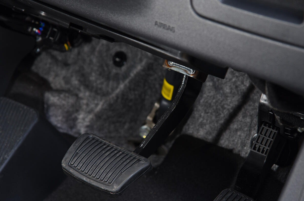 17 Kia Niro EV RT 2022 brake pedal