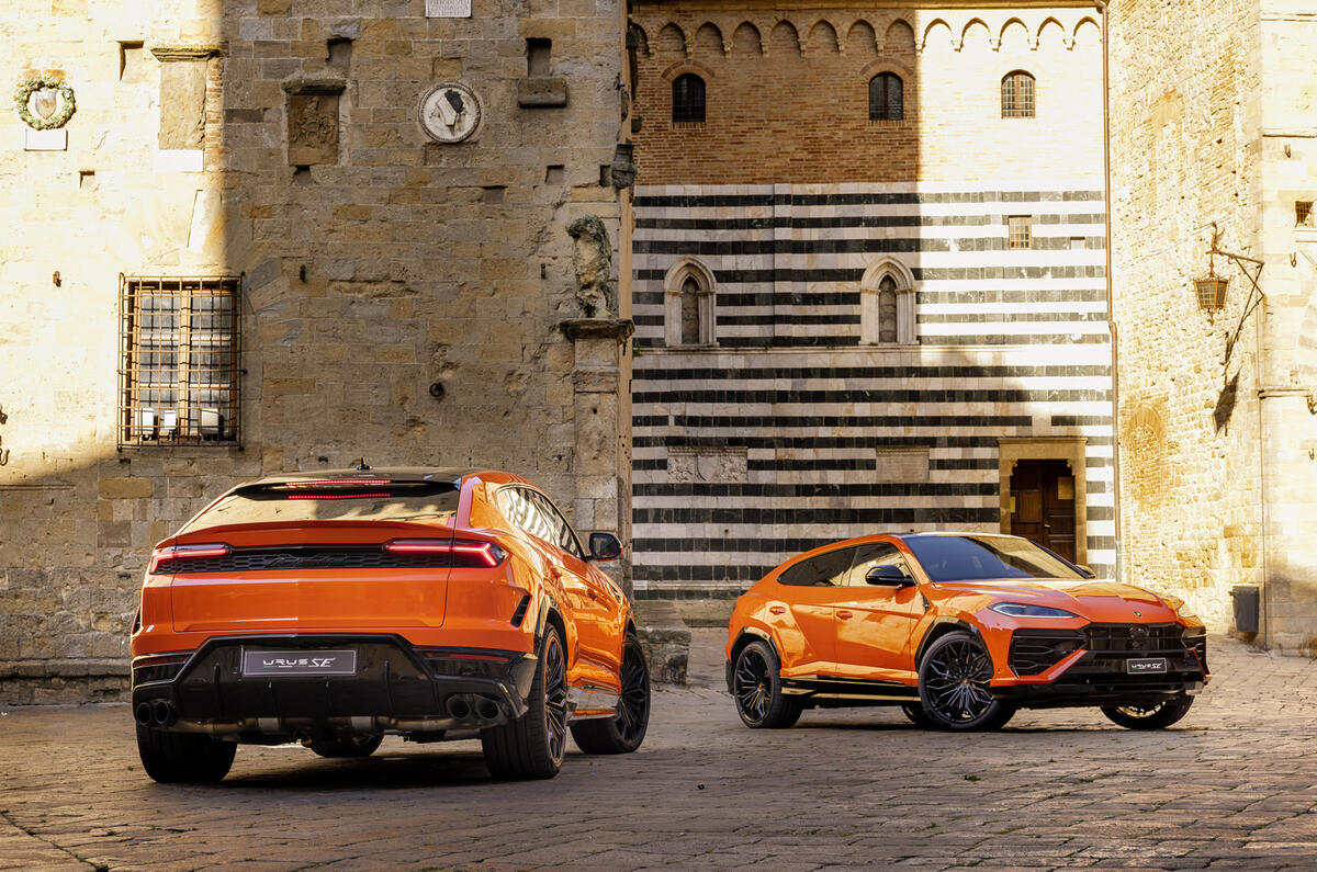 17 Lamborghini Urus SE 2024 review twin static 17 Lamborghini Urus SE 2024 review twin static