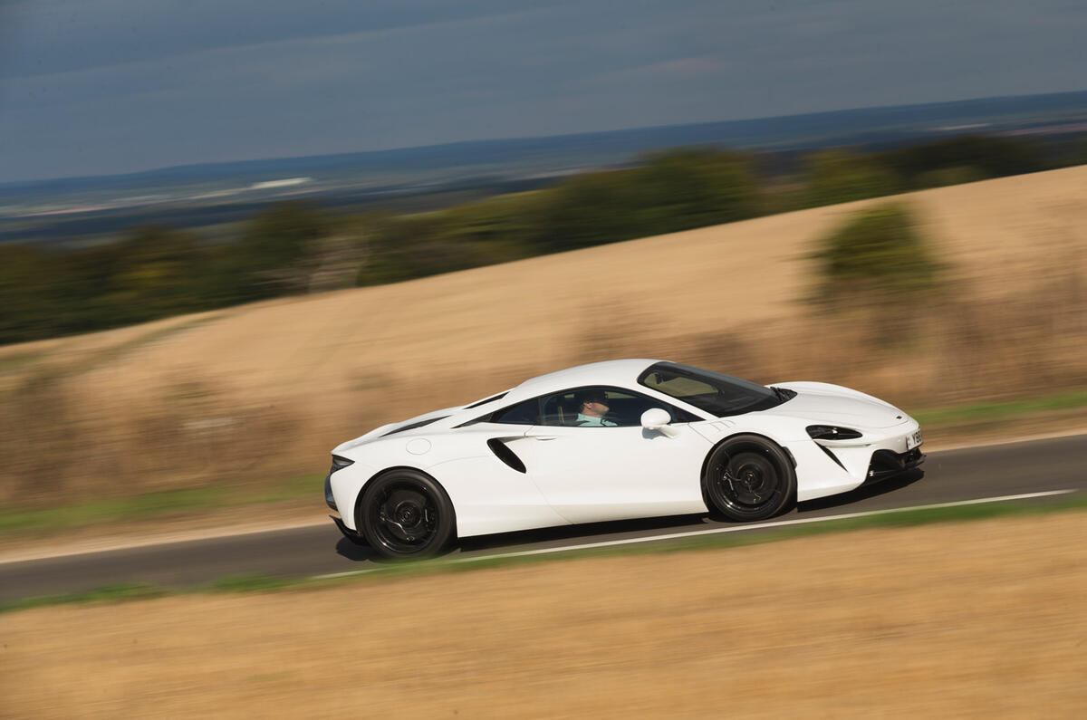 17 McLaren Artura RT 2022 side