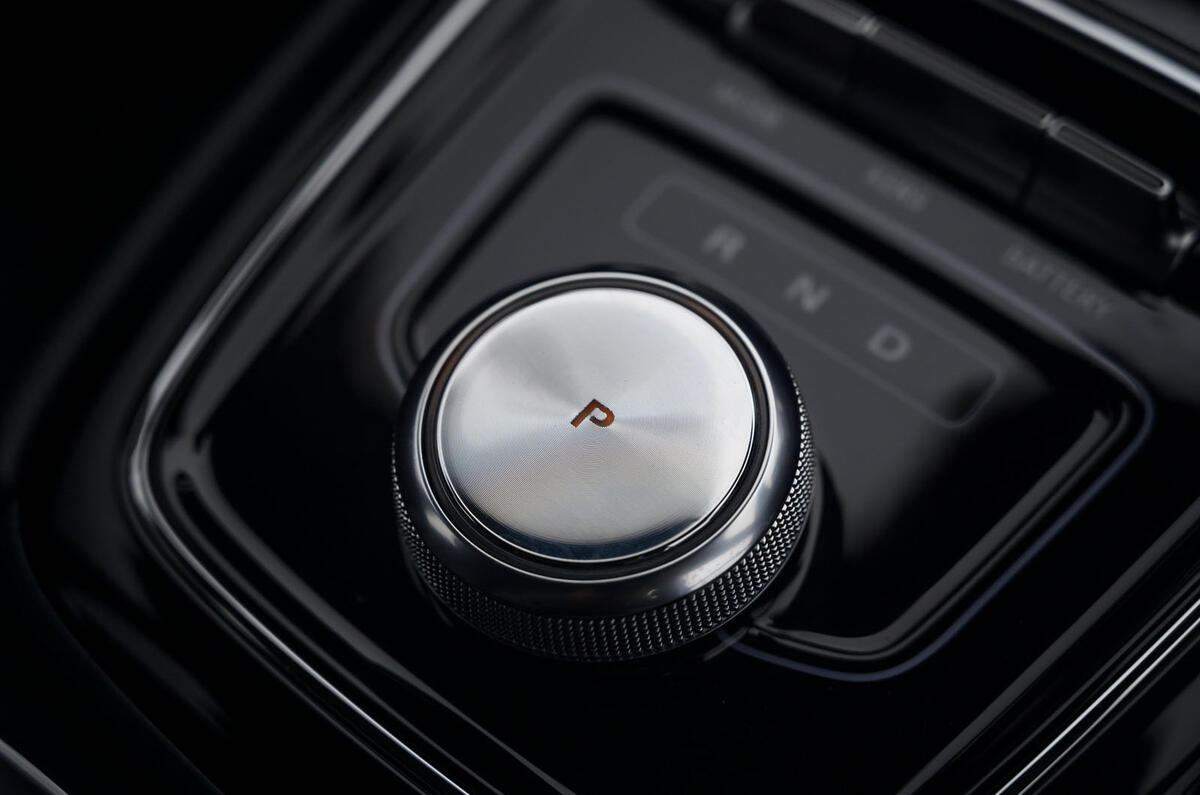 MG 5 SW EV 2020 Road test review - gear selector