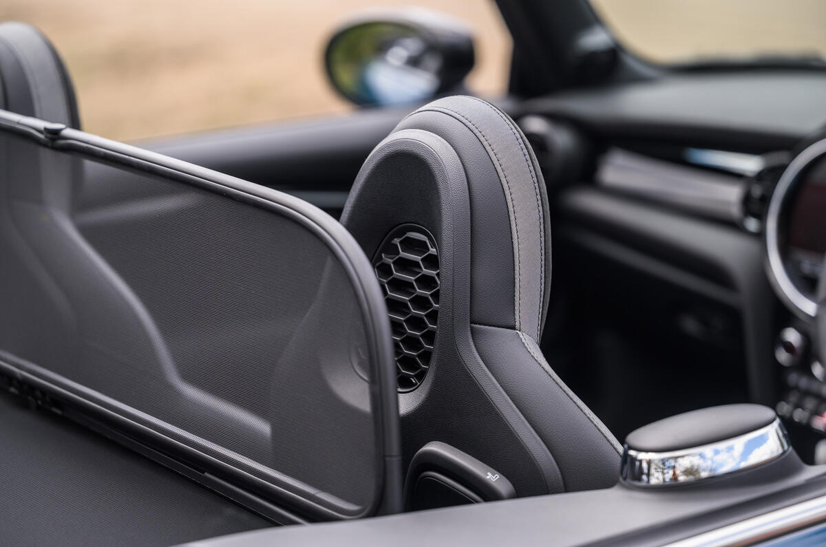 17 Mini Convertible 2021 RT wind deflector