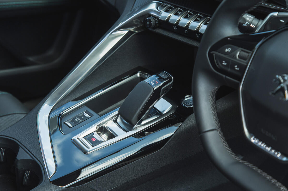 17 Peugeot 3008 2021 RT centre console 17 Peugeot 3008 2021 RT centre console