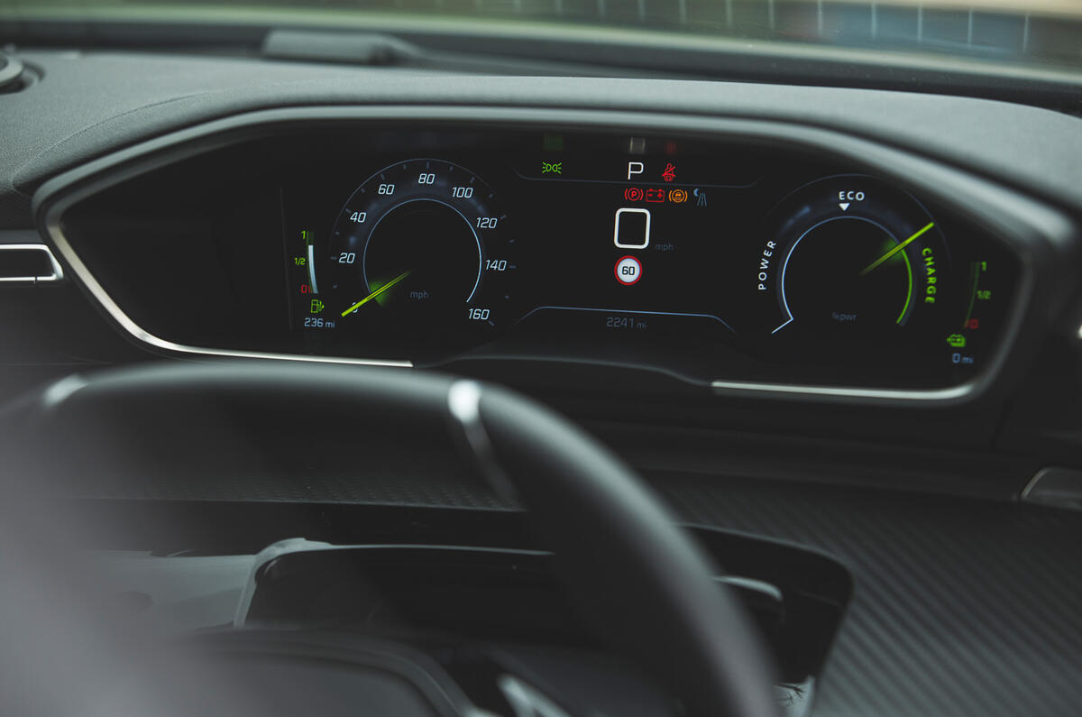 17 Peugeot 508 PSE SW 2021 RT instruments