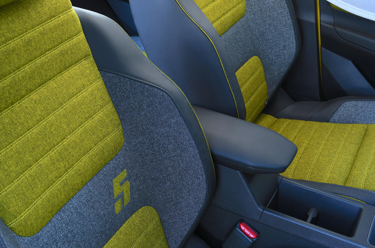 17 Renault 5 2025 road test review seats detail