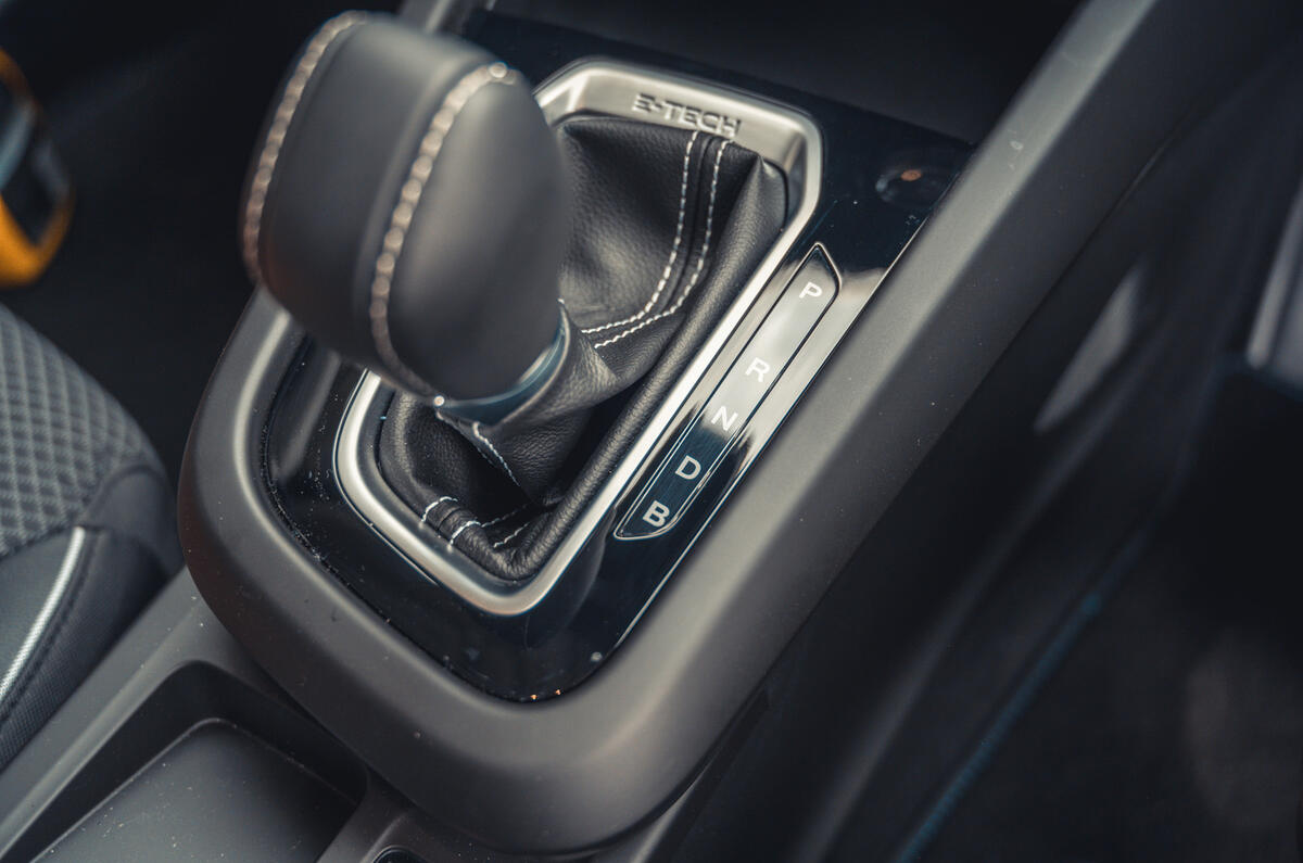 17 Renault Arkana 2021 road test review gearstick 17 Renault Arkana 2021 road test review gearstick