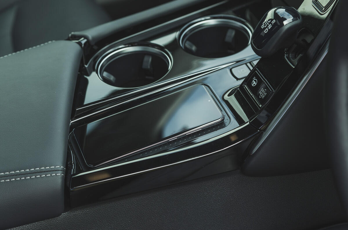 17 Toyota Mirai 2021 RT wireless charging