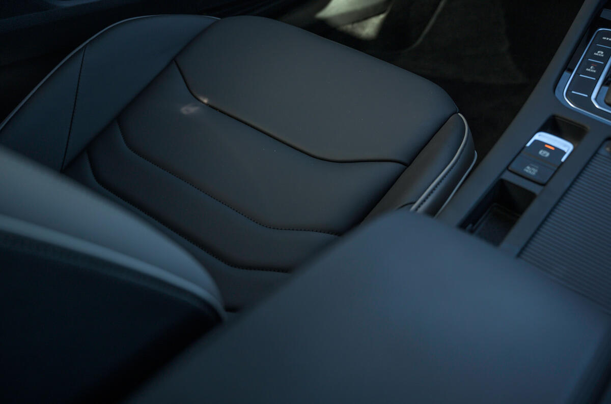 17 Volkswagen Arteon Shooting Brake 2021 RT front seats