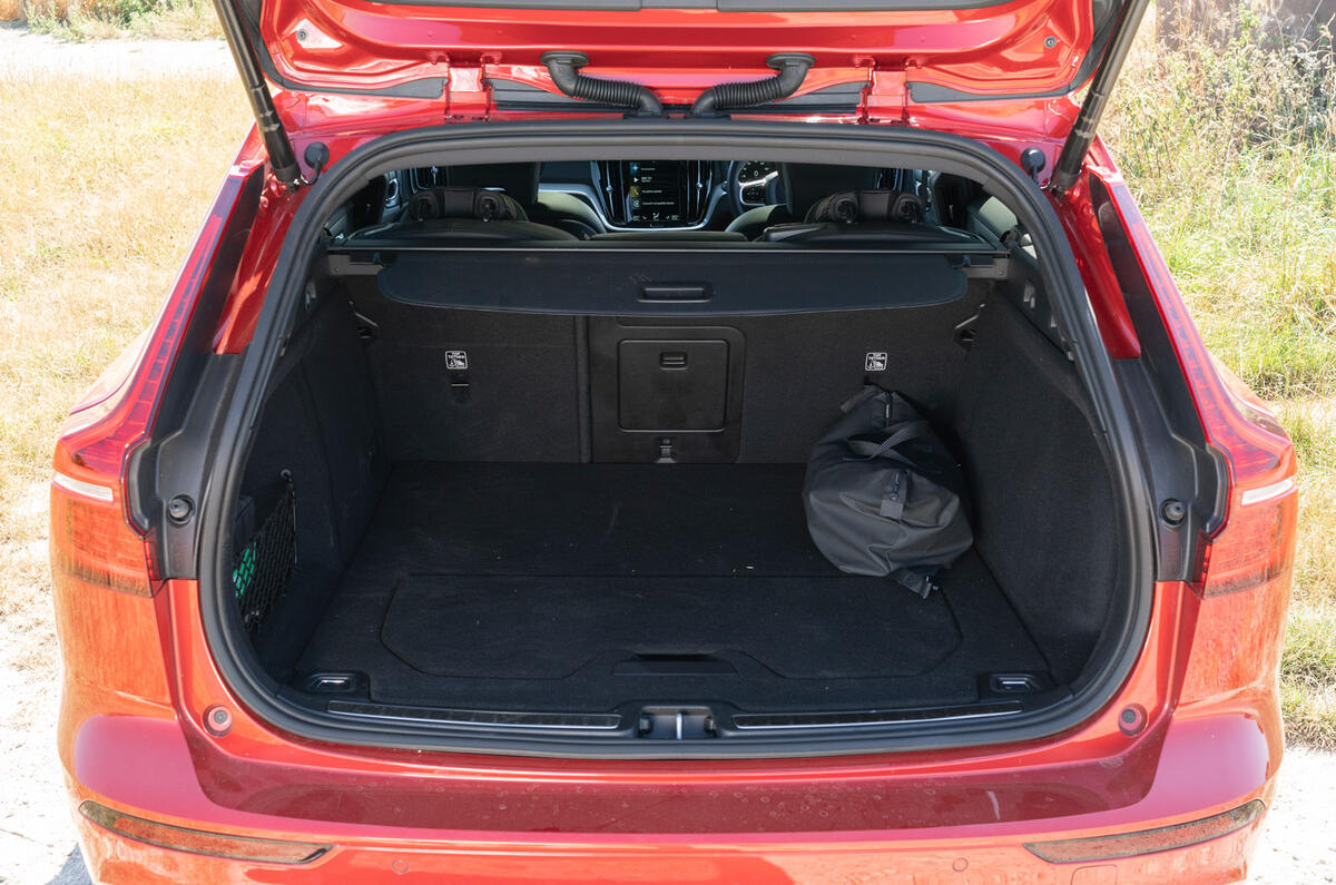 17 Volvo V60 PHEV RT 2022 boot
