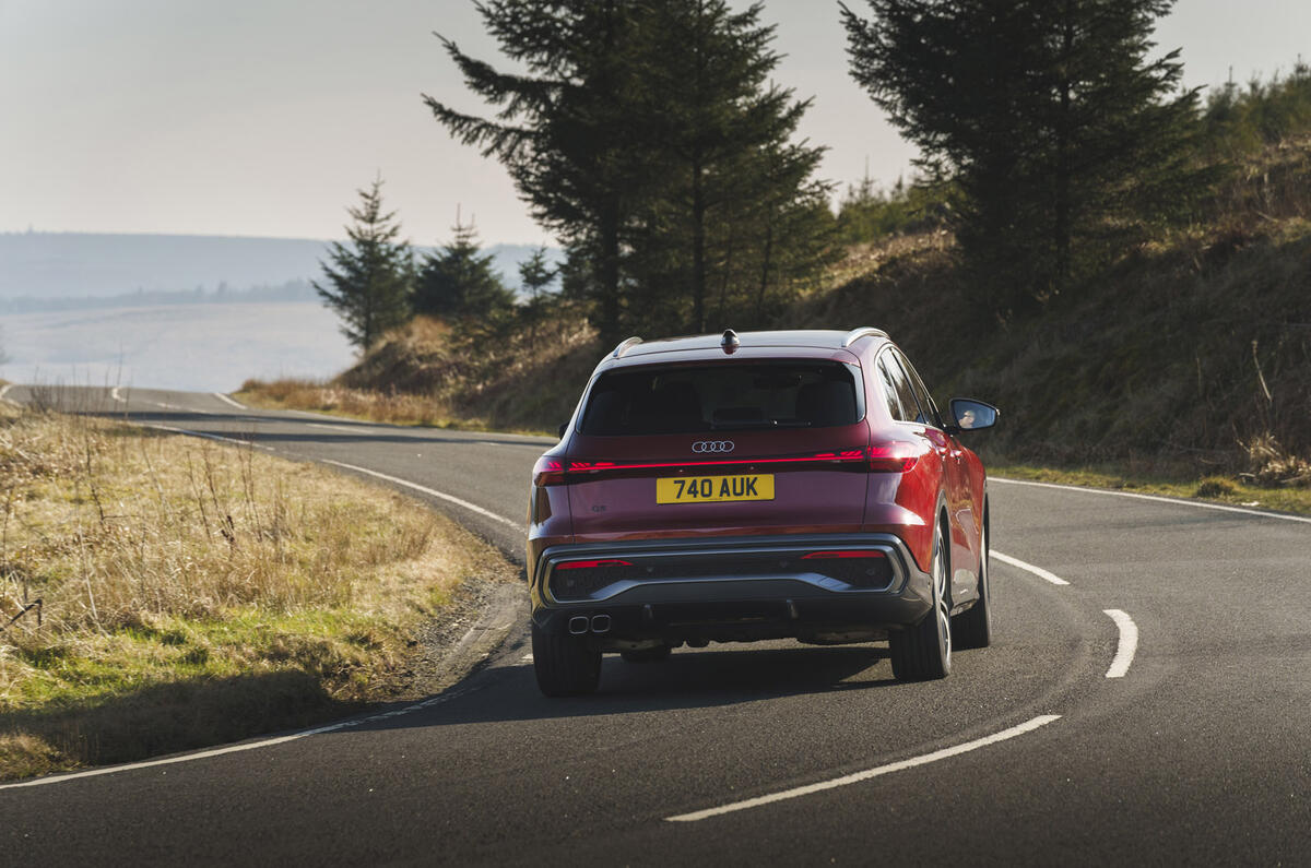 18 Audi Q5 2025 Autocar road test review rear cornering (en anglais)