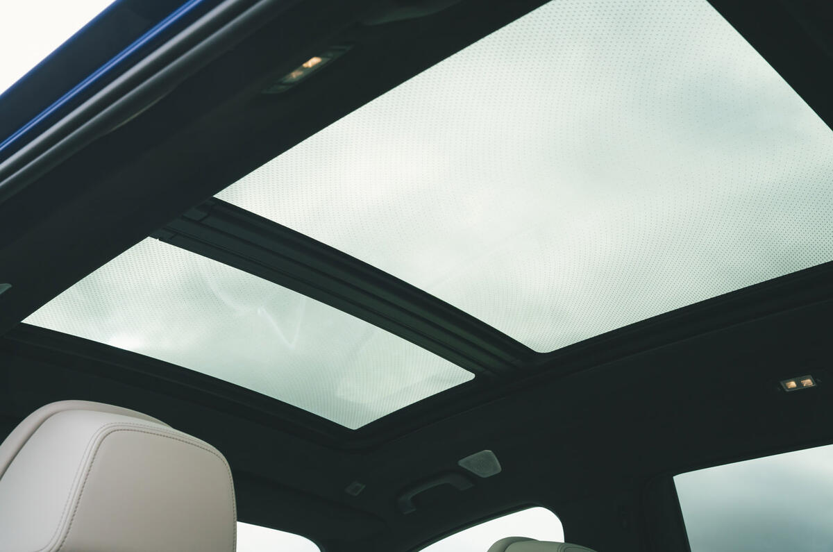 18 BMW X7 M60i RT 2023 panoramic sunroof 18 BMW X7 M60i RT 2023 panoramic sunroof