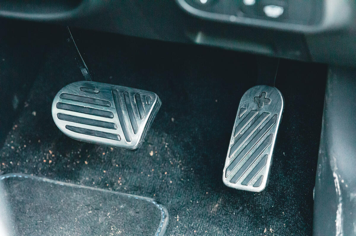 18 Hyundai Ioniq 6 RT 2023 plus minus pedals