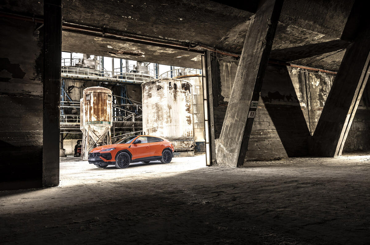 18 Lamborghini Urus SE 2024 review static warehouse 18 Lamborghini Urus SE 2024 review static warehouse