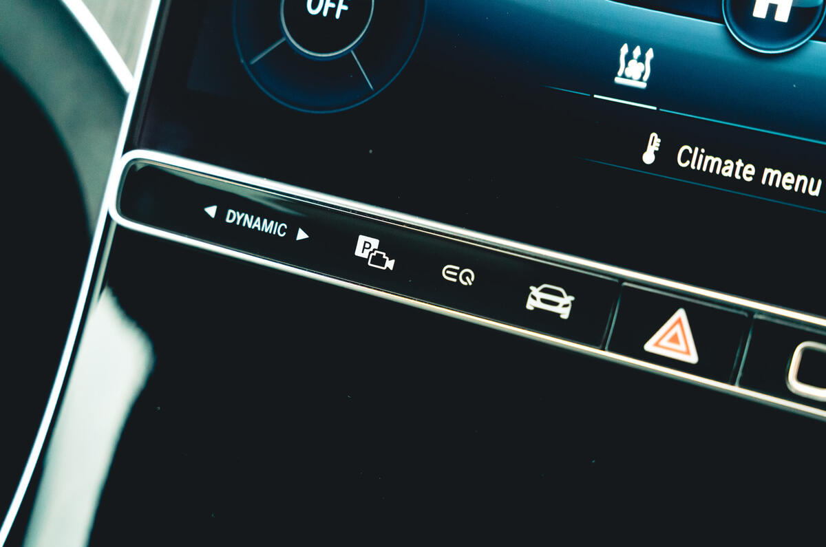 18 Mercedes Benz EQE RT 2023 infotainment controls